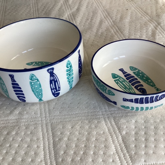 SIGNATURE HOUSEWARES INC. SET OF 2 FISH THEMED CAT FEEDING/WATER BOWLS - Picture 5 of 12